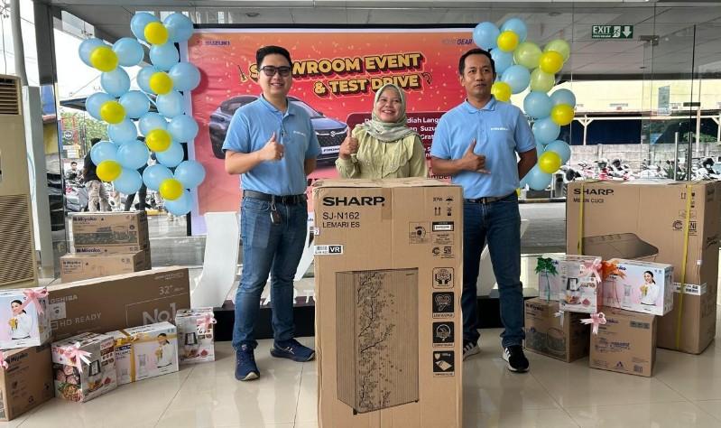 Suzuki Serahkan Hadiah Program Test Drive Berhadiah
