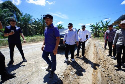 Gubri Abdul Wahid meninjau kondisi jalan rusak parah di Desa Manggala Sempurna, Kecamatan Tanah Putih, Rohil, pada Senin (9/6/2025). (Foto: Media Center Riau)
