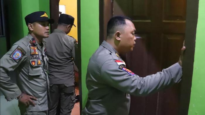 Petugas Satpol PP angkut pasangan mesum dan waria dari penginapan di Pekanbaru (foto/tribunpku)