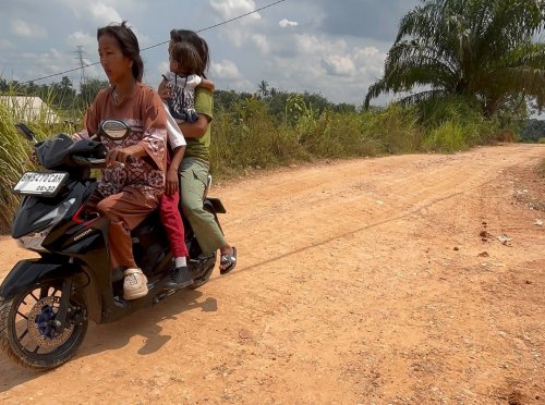 Kondisi Jalan Tuah Negeri yang masih tanah mengganggu akses anak menuju sekolah.(foto: mimi/halloriau.com)