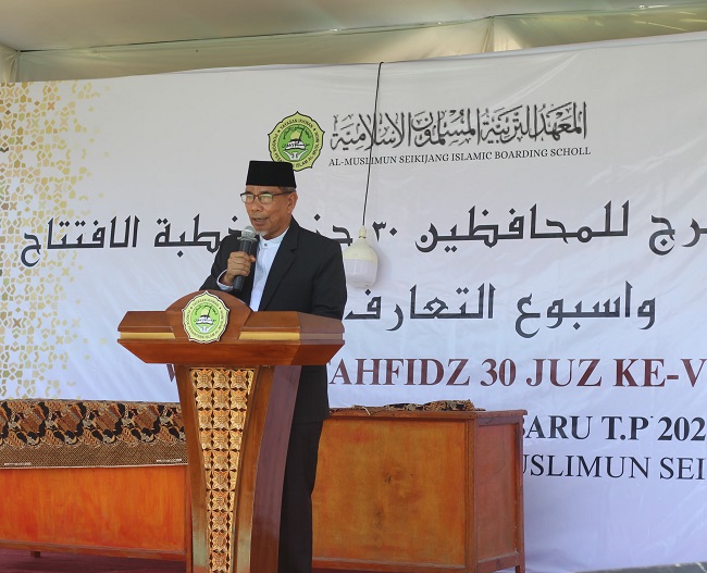 Pimpinan Pondok Pesantren Islam AL-Muslimun Seikijang, Ustadz. K.H Drs. Amri Almi , M.P.