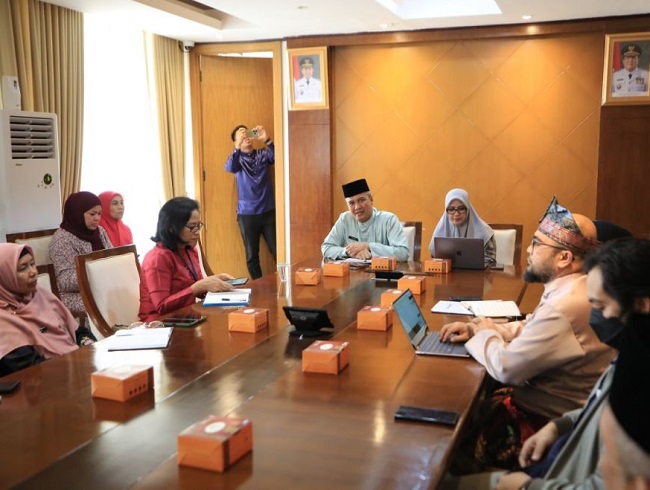 Pj Sekdaprov Riau, M. Job Kurniawan, memimpin rapat koordinasi bersama Direktur Utama RSUD Arifin Achmad, drg. Wan Fajriatul, guna membahas pengembangan pelayanan kesehatan eksekutif di rumah sakit milik pemerintah provinsi tersebut di Ruang Rapat Sekda, Kantor Gubernur Riau, Jumat (1/8/2025).
