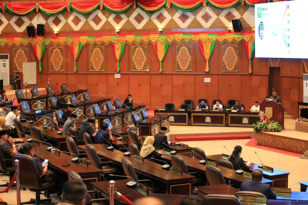 Sekda Riau menerima naskah pandangan umum fraksi terkait LKPJ kepala daerah 2025 (foto/int)