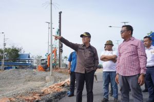 Gubri Syamsuar meninjau proyek pembangunan Pelabuhan Mengkapan Siak (foto/int)