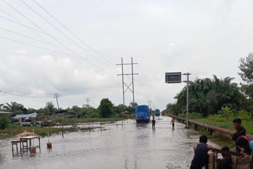 Banjir di Jalan Lintas Siak-Tanjung Buton, Riau. (Foto: Media Center Riau)