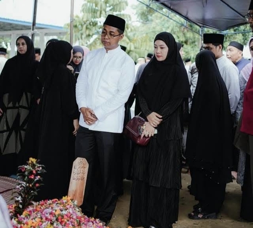 Wabup Rohil, Jhonny Charles, menyampaikan belasungkawa mendalam atas berpulangnya Hj. Basyariah, istri Bupati H. Bistamam. (Foto: Afrizal)