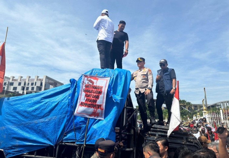 Polres Pelalawan PAM unjuk rasa damai AMMP depan Kantor Gubernur Riau di Pekanbaru (foto/Andy)