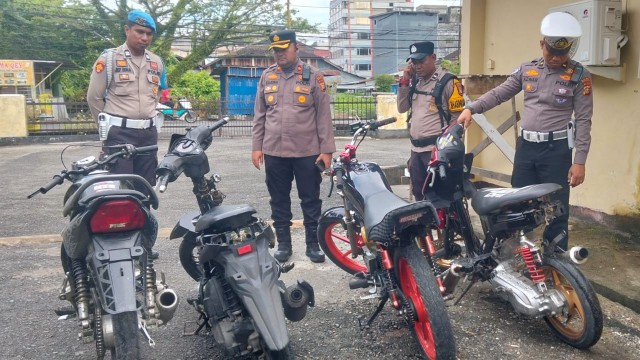 Unit Lantas Polsek Bangko Polres Rohil mengamankan kendaraan yang digunakan untuk balap liar (foto/afrizal)