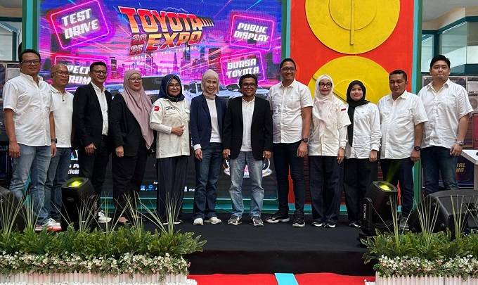 Manajemen Agung Toyota dan mitra foto bersama.