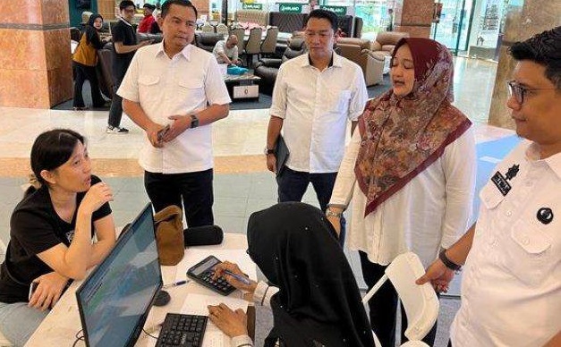 Wajib pajak terlihat mendatangi Posko Pelayanan Pembayaran Pajak Daerah yang dibuka di lantai dasar Mal SKA, Pekanbaru, Rabu (4/6/2025).