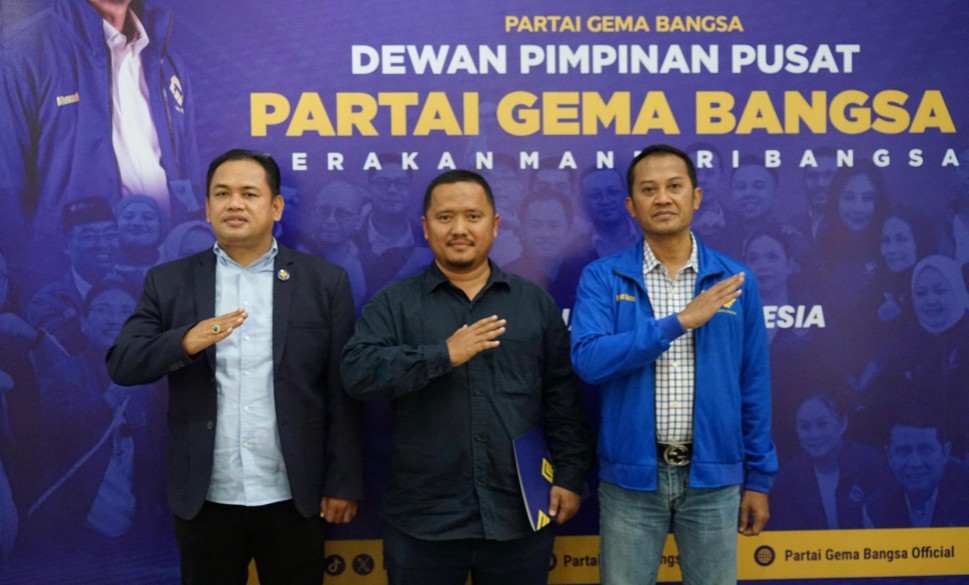 Alpasirin (tengah) nahkodai DPW Gema Bangsa Riau (foto/ist)