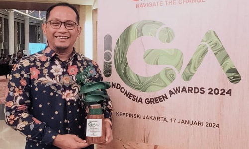 Area Manager Communication, Relations & CSR RU II Dumai Agustiawan tampak memegang penghargaan tersebut.(foto: bambang/halloriau.com)