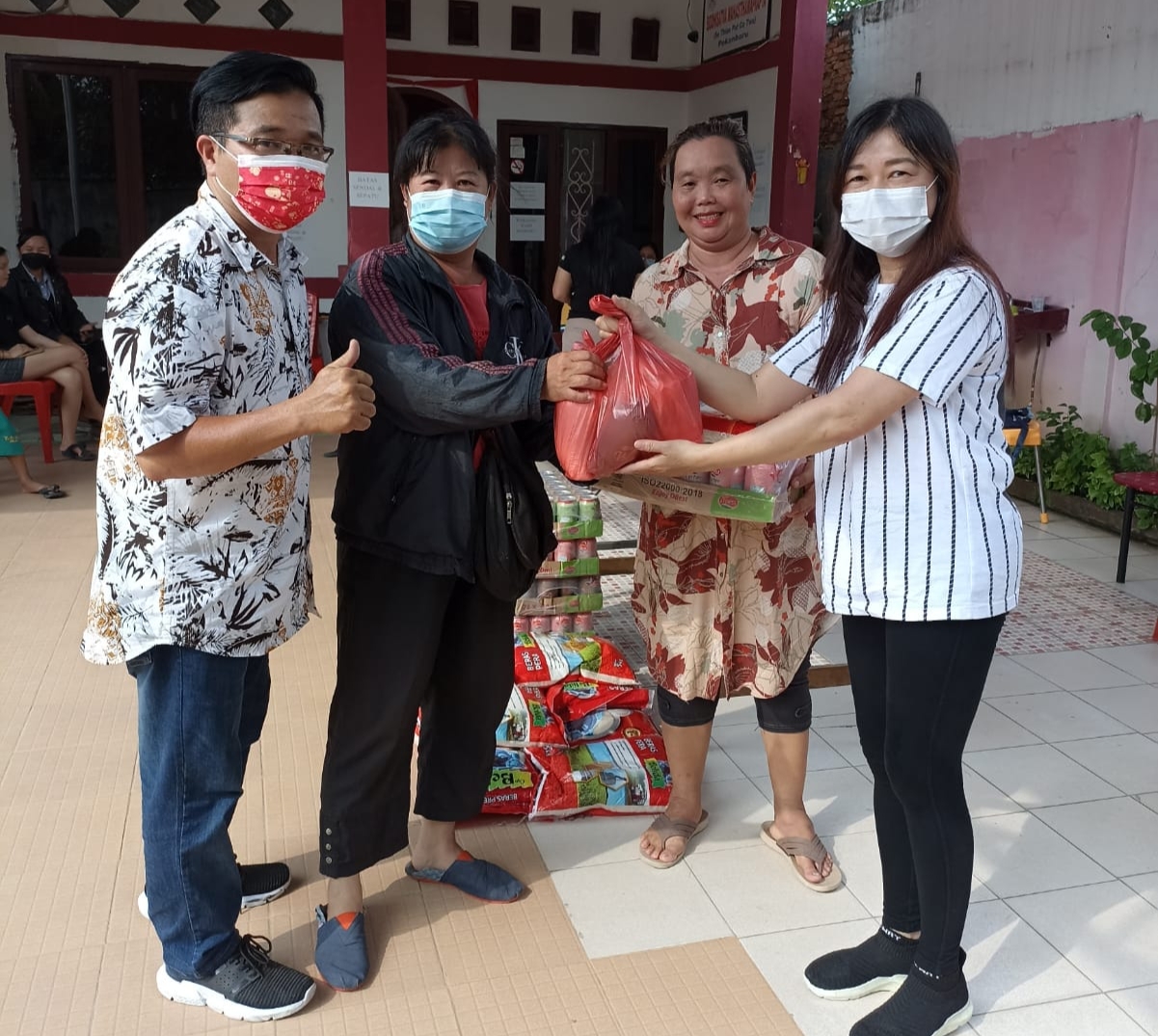 Sambut Imlek 2571, Persamuan Umat Buddha (PUB) Bodhisatva Mahasthamaprapta bagi-bagi sembako. 