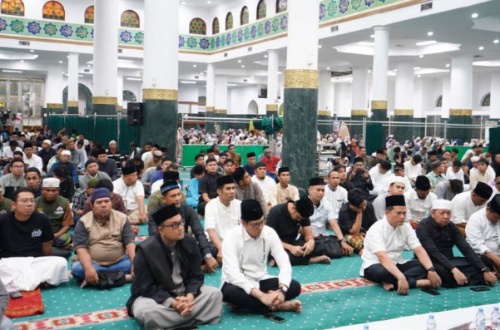Ratusan jamaah melaksanakan salat tarawih perdana 1 Ramadan 1447 H di Masjid Raya Annur Riau.(foto: mcr)
