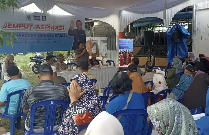 Warga Pekanbaru keluhkan PKH tak tepat sasaran saat jemput aspirasi anggota DPRD Riau, Sumardany (foto/tribun)