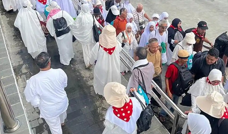 Ilustrasi ratusan jemaah haji asal Pekanbaru berangkat bertahap ke embarkasi Batam, keluarga hanya bisa antar sampai Gerbang Purna MTQ (foto/tribunpku