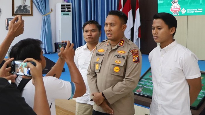 Kapolres Siak dan Kasat Reskrim AKP Raja Kosmos saat rilis penetapan tersangka (foto/detik)