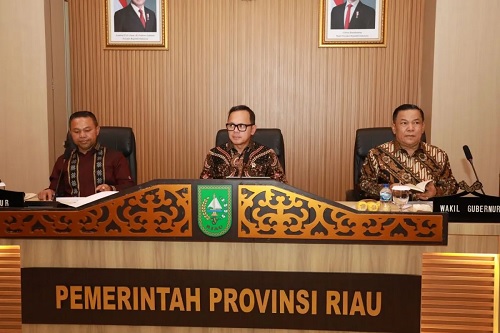 Wamendagri, Bima Arya bersama Gubernur Riau, Abdul Wahid dan Wakil Gubernur Riau, SF Hariyanto.(foto: int)
