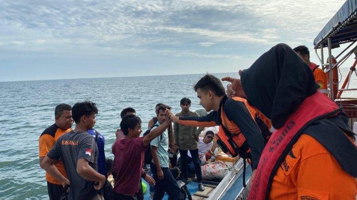 Proses evakuasi ABK KM Ade Putra yang terombang-ambing.(foto: tribunpekanbaru.com)