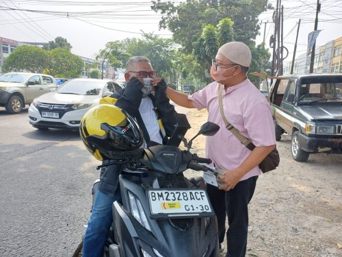 PWI Riau berbagi masker untuk pengguna jalan, bentuk kepedulian terhadap kabut asap di Pekanbaru (foto/ist)