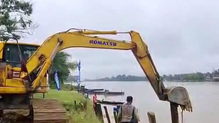 Warga pasang pancang kayu 40 meter atasi abrasi Sungai Kampar di Desa Kuala Terusan Pelalawan (foto/tribun)