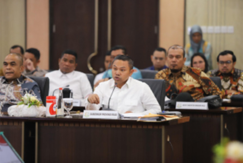 Gubri Abdul Wahid mengikuti rapat rapat membahas tindak lanjut penguasaan kembali kawasan hutan dan rencana relokasi penduduk di TNTN. (Foto: Media Center Riau)