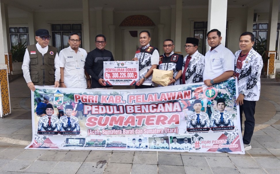 Bupati Pelalawan H Zukri, MM menerima hasil penggalangan dana dari PGRI Pelalawan (foto/Andy)