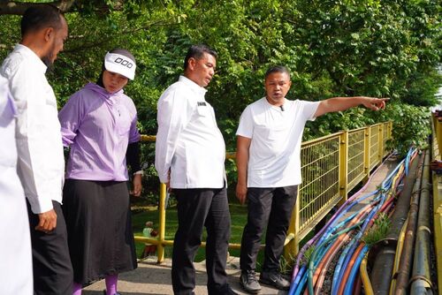 Gubernur Riau, Abdul Wahid, meminta kabel yang mengganggu jalur pejalan kaki di Jembatan Siak I dibongkar. (Foto: Sri Wahyuni)