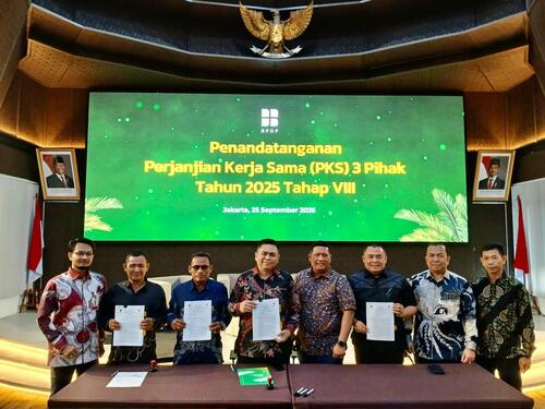 BRK Syariah menandatangani Perjanjian Kerja Sama tiga pihak dengan dua koperasi di bawah program BPDPKS. (Foto: Istimewa)