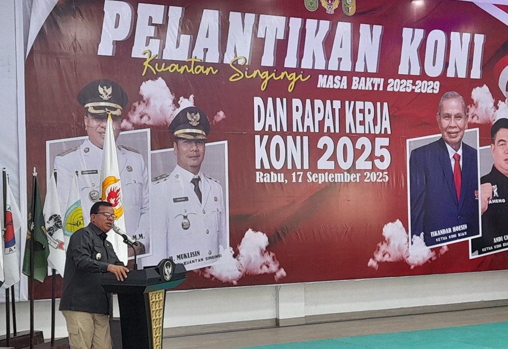 Bupati Kuansing, Suhardiman Amby saat menyampaikan sambutan pada acara pelantikan pengurus KONI Kuansing periode 2025-2029 (foto/ultra)