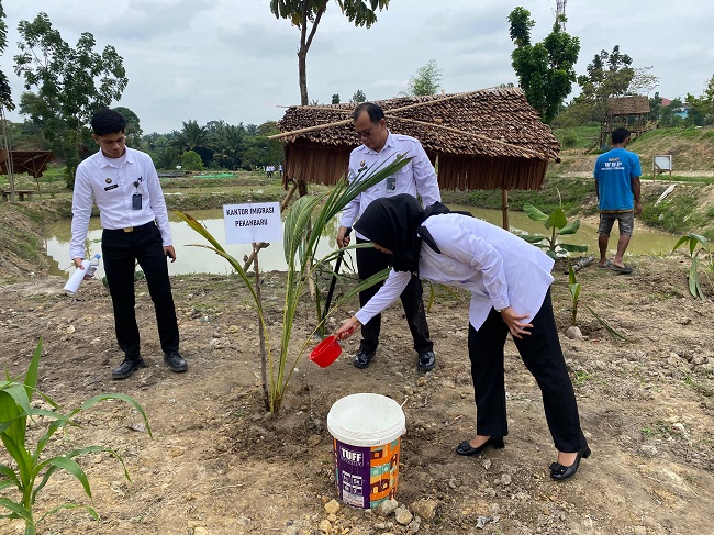 Momen penanaman pohon kelapa oleh Kantor Imigrasi Pekanbaru sebagai bagian dari program nasional ketahanan pangan yang digagas Menteri Imigrasi dan Pemasyarakatan.