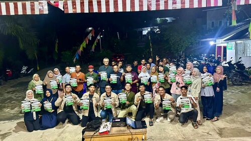 Mahasiswa KKN UMRI menyosialisasikan inovasi pengolahan sampah plastik menjadi paving block di Kelurahan Industri Tenayan, Pekanbaru. (Foto: Istimewa)