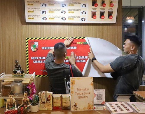 Bapenda menyegel sebanyak 22 restoran dan 8 titik reklame karena terbukti tidak patuh dalam pembayaran pajak daerah, Rabu (4/6/2025).
