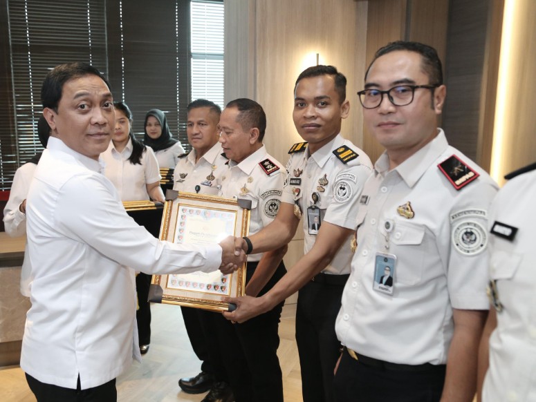 Direktur Tindak Pidana Narkoba Bareskrim Polri, Eko (kiri), menyerahkan piagam penghargaan ke Kepala Kesatuan Pengamanan Rutan Dumai, Akhmad Faiq (foto/bambang)
