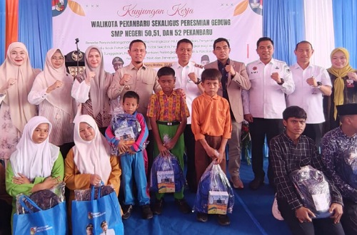 Walikota Pekanbaru dan jajaran Angkasa Pura II saat menyalurkan CSR untuk penghijauan di sekolah.(foto: sri/halloriau.com)
