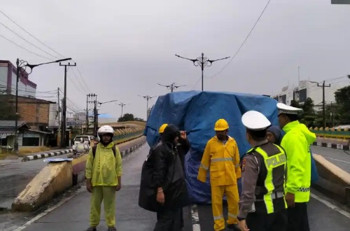Truk tangki tabrak pagar flyover Simpang Jalan Sudirman -Harapan Raya Pekanbaru.(foto: tribunpekanbaru.com)