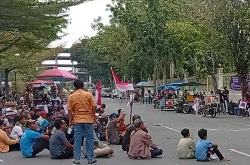 Warga Tesso Nilo kembali demo di depan kantor Gubernur Riau.(foto: tribunpekanbaru.com)
