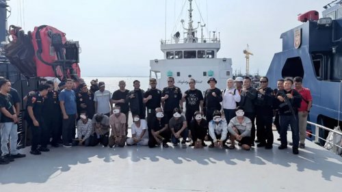 10 WNA Myanmar diamankan aparat karena diduga bawa 1 ton narkoba saat melintas di perairan Bengkalis, Riau.(foto: int)