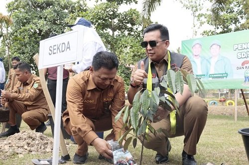 Sekdakab Inhu, Zulfahmi Adrian saat penanaman pohon serentak di Inhu.(foto: istimewa)