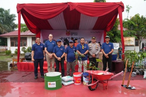 Penyerahan peralatan gotong royong oleh manajemen RAPP kepada perwakilan masyarakat pada kegiatan RGE Founders Day 2026 di Desa Sering, Kabupaten Pelalawan.