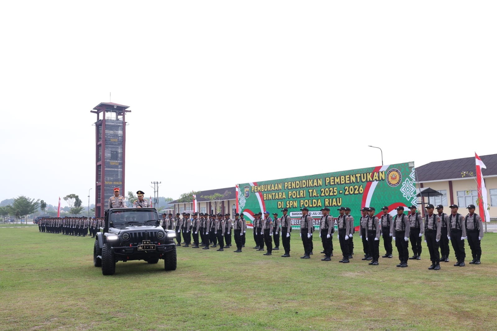 Kapolda Riau memimpin upacara pembukaan pendidikan pembentukan Bintara dan Tamtama Polri 2025/2026 (foto/Mg)