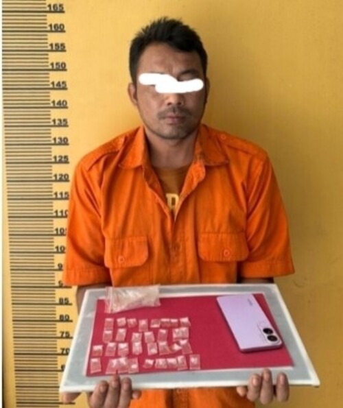 Salah satu pelaku pengedar narkotika di Inhu yang berhasil diamankan Polres Inhu. (Foto: Andri Subakti)