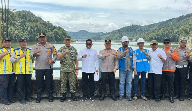 Bupati Pelalawan, Zukri mengunjungi PLTA Koto Panjang, pastikan debit air masih aman (foto/Andy)