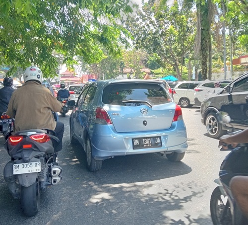 Aksi demo ribuan massa di Kantor Gubernur Riau terkait penolakan relokasi TNTN menyebabkan kemacetan parah di sejumlah jalan alternatif di Pekanbaru. (Foto: Mimi Purwanti)