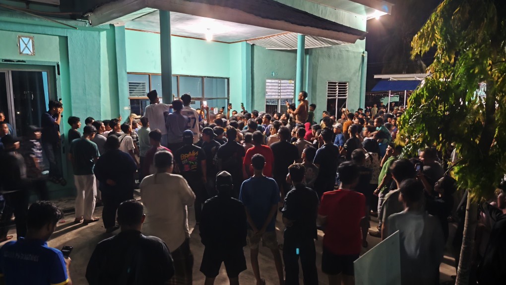 Ratusan warga geruduk Kantor ULP PLN Selatpanjang, tuntut listrik normal, PLN janji listrik normal 10 hari lagi (foto/Ali)