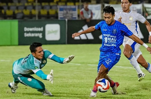 PSPS Pekanbaru saat menjamu Adhyaksa FC beberapa waktu lalu.(foto: int)