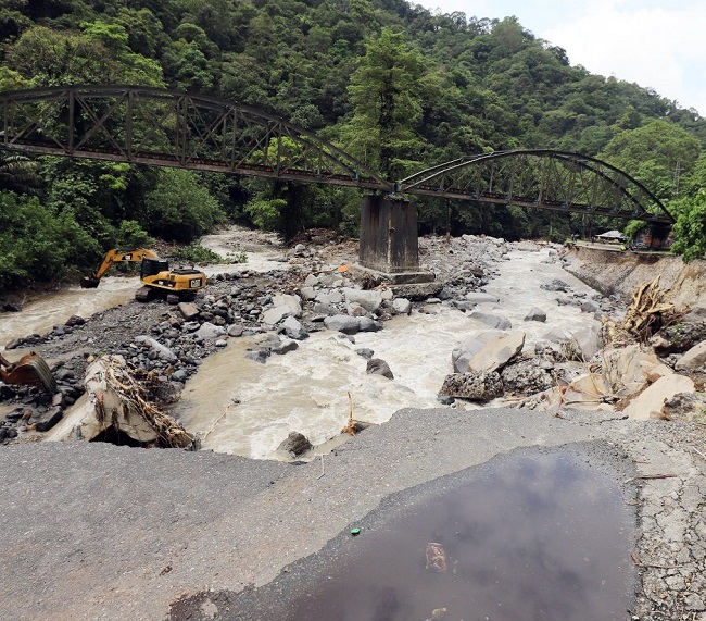 Jalan Silaiang putus total.