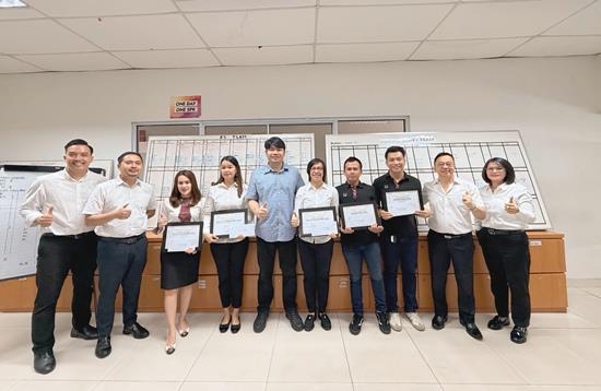 PT Kerta Jaya Utama Group memberikan penghargaan terbaik untuk Sales Manager, Supervisor, Marketing dan Sales Counter yang memiliki kinerja terbaik selama tahun 2025 lalu. Terlihat Director Honda KJU Group, Richard dan Vice Director Honda KJU, Ricky W Anwar foto bersama karyawan terbaik 2025, Rabu (14/1/2026). Foto Ist
