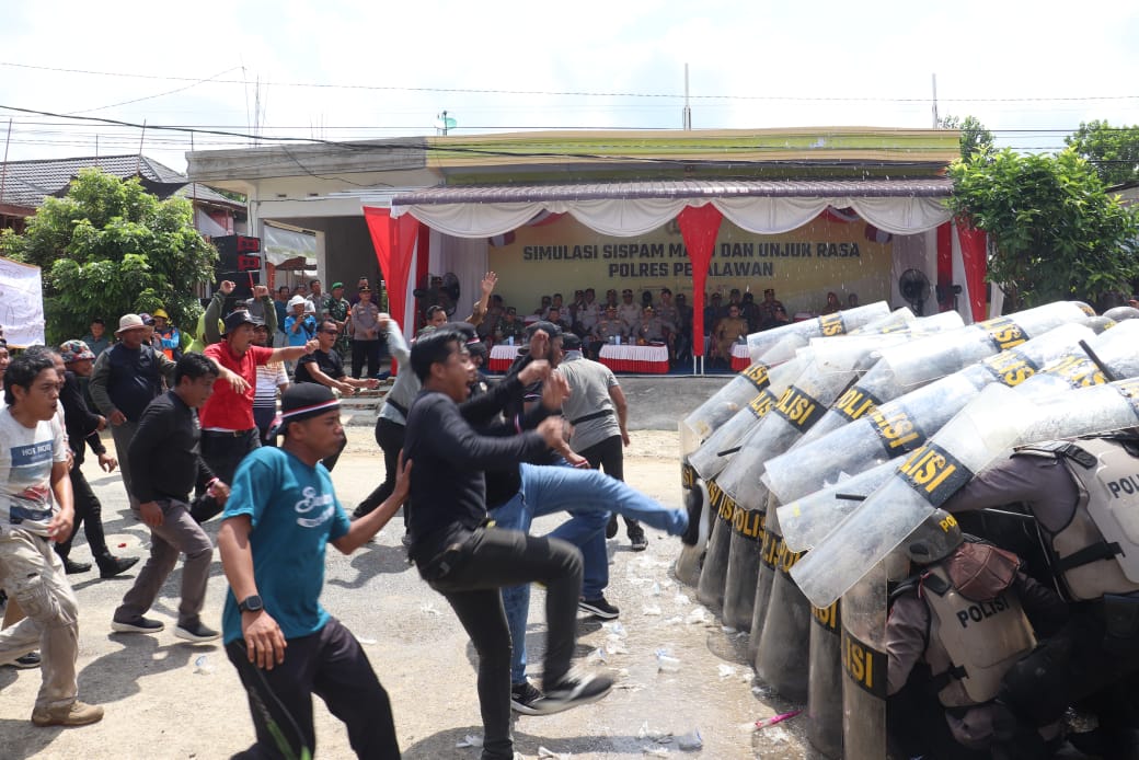 TFG dan simulasi Sispam Unras warnai latihan gabungan Polres Pelalawan (foto/Andy)