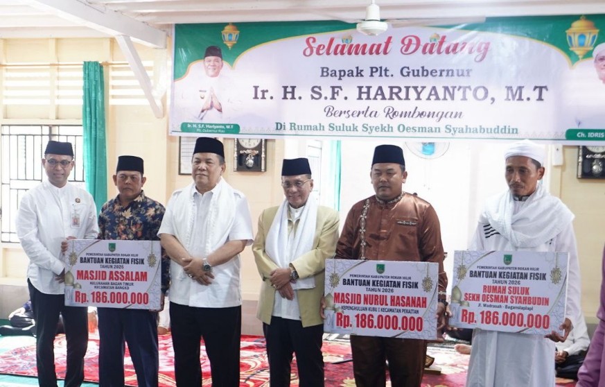Plt Gubernur Riau SF Hariyanto serahkan bantuan dan santuni warga di Negeri Seribu Kubah (foto/ist)